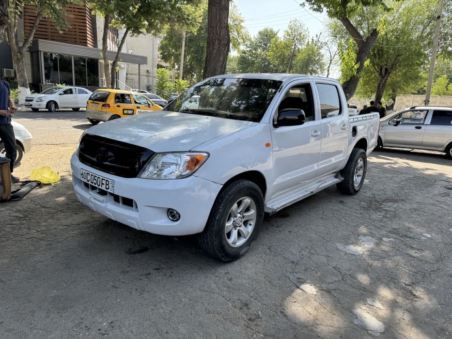 Toyota hilux пикап