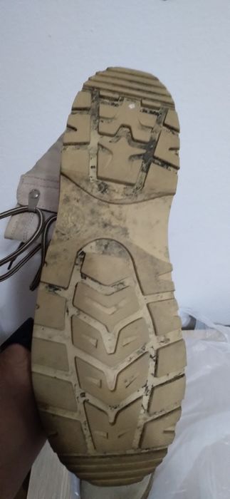 Vând bocanci militari