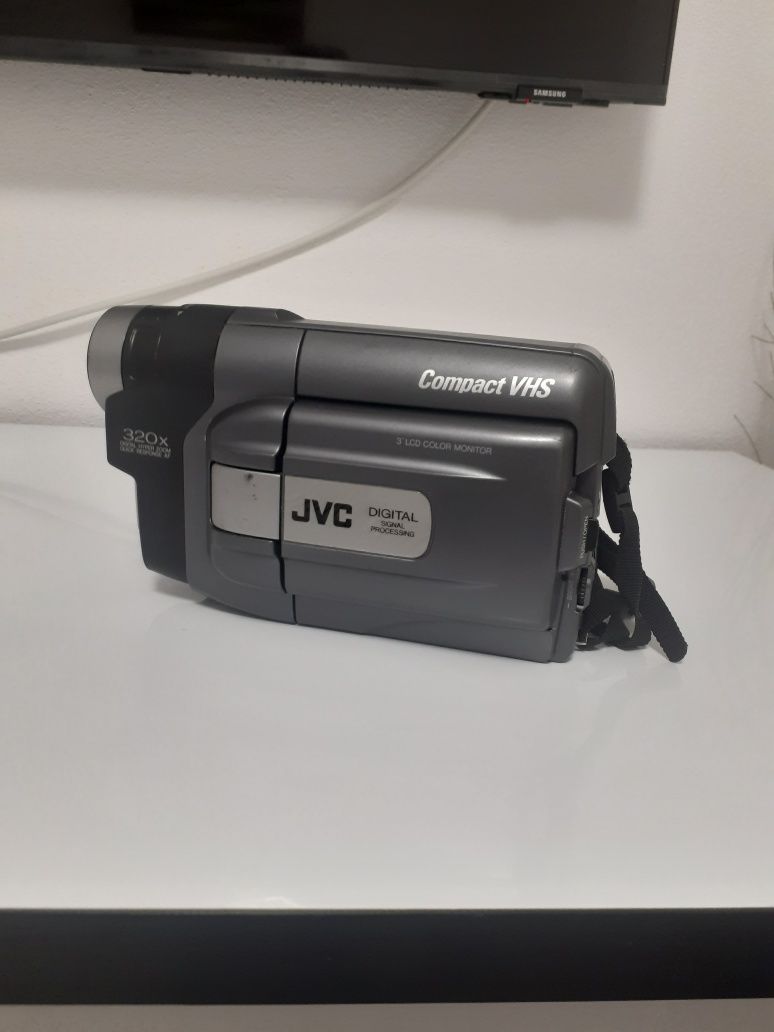 Vand camera video JVS impreuna cu geanta aferenta