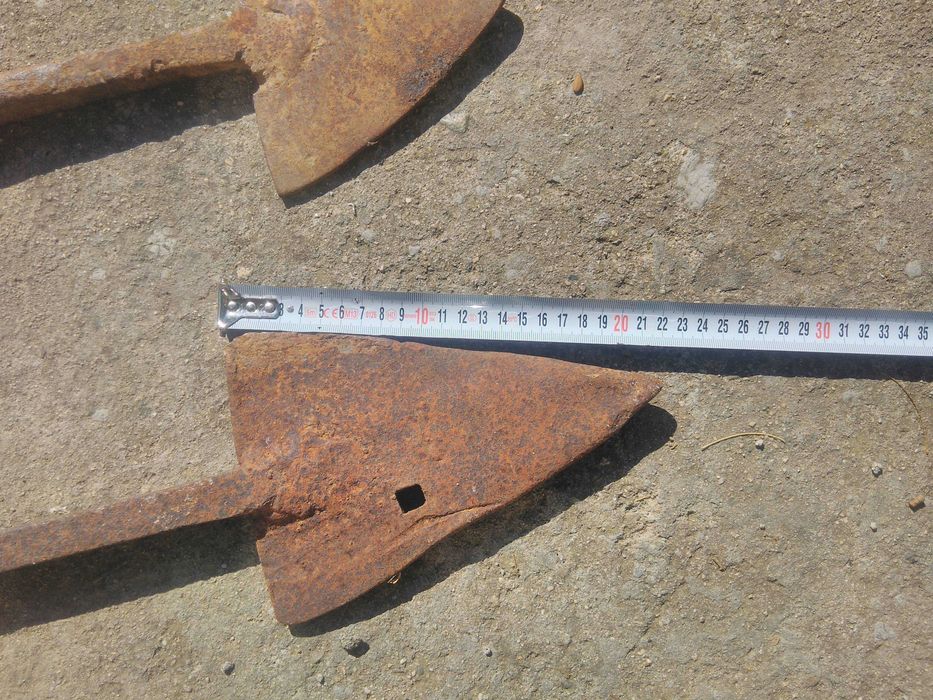 Продавам две антикварни стрелки за урала ковано желязо ръчни