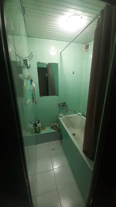 Кора камиш 2/1 да 2/2/4 хонали квартира сотилади.