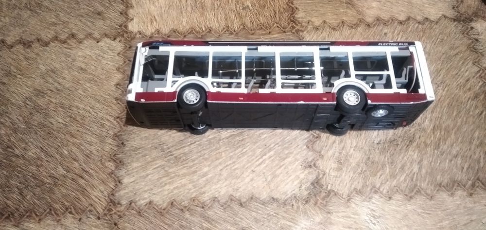 Автобус железный на батарейках