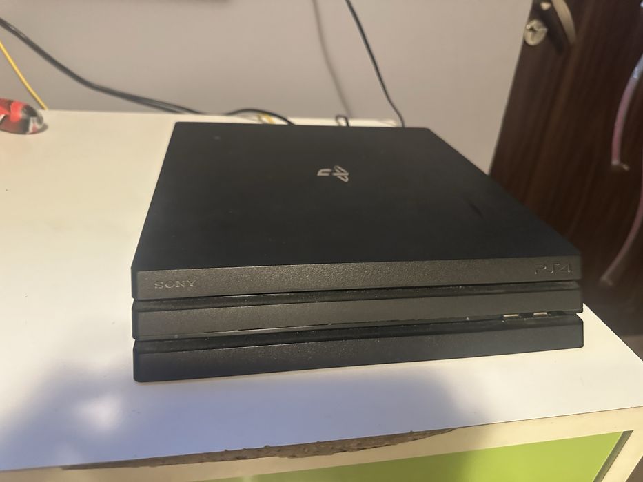 Vand ps4 pro 1T GYGA  2 manete plus 1 husa si 2 jocuri