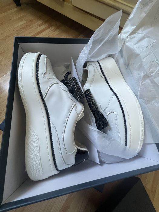 Vand adidasi , noi, piele naturala