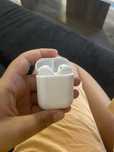 Casti airpod 2 fake dar se aude foarte bine muzica si sunt noi