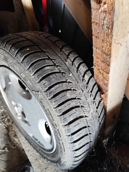 Vând canapea 3 locuri,, masa extensibila, cauciucuri