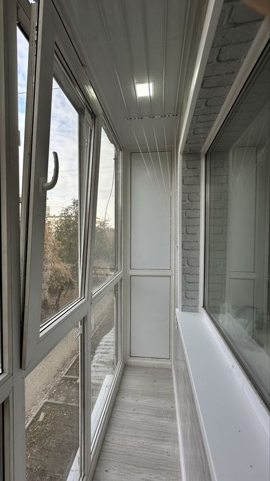 Обшивка балкона, пластиковые окна