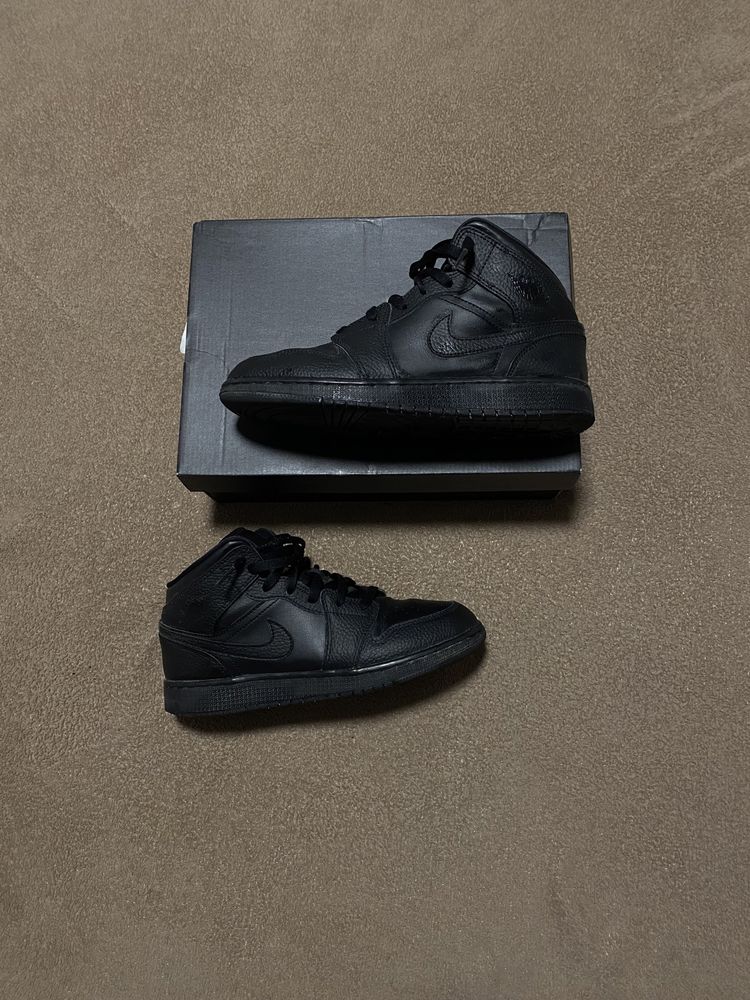 Jordan 1mid full black 40(nike 12356789) adidas adidasi