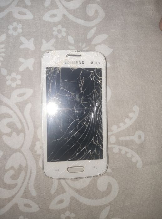 Телефон Самсунг сломаный но работает