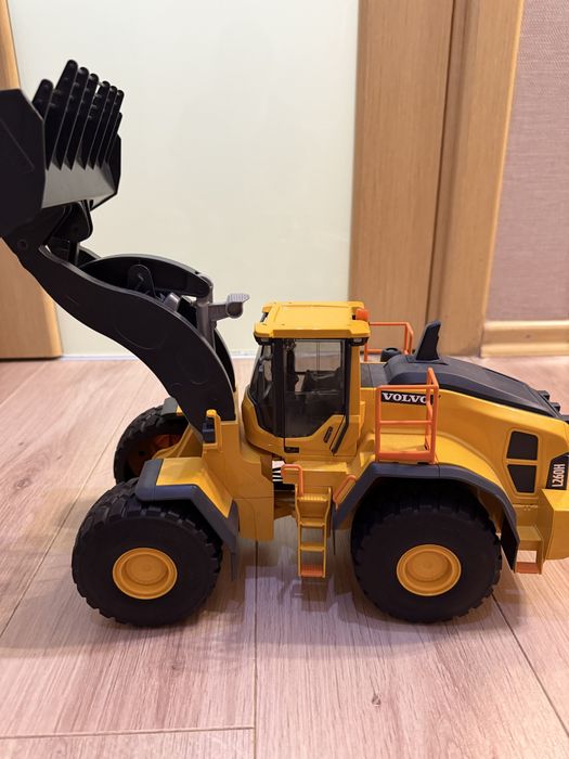 Bruder Погрузчик Volvo