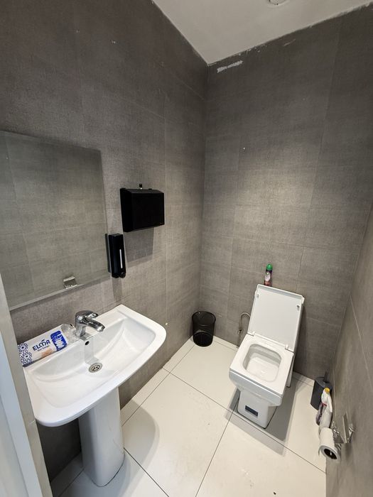 Вдоль центральной дороги сдается коммерческое помещение