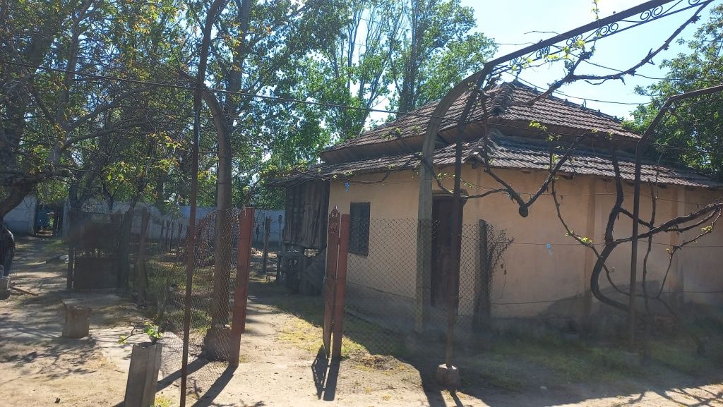 Vand casă, cu teren intravilan , anexe, garaj, pivniță
