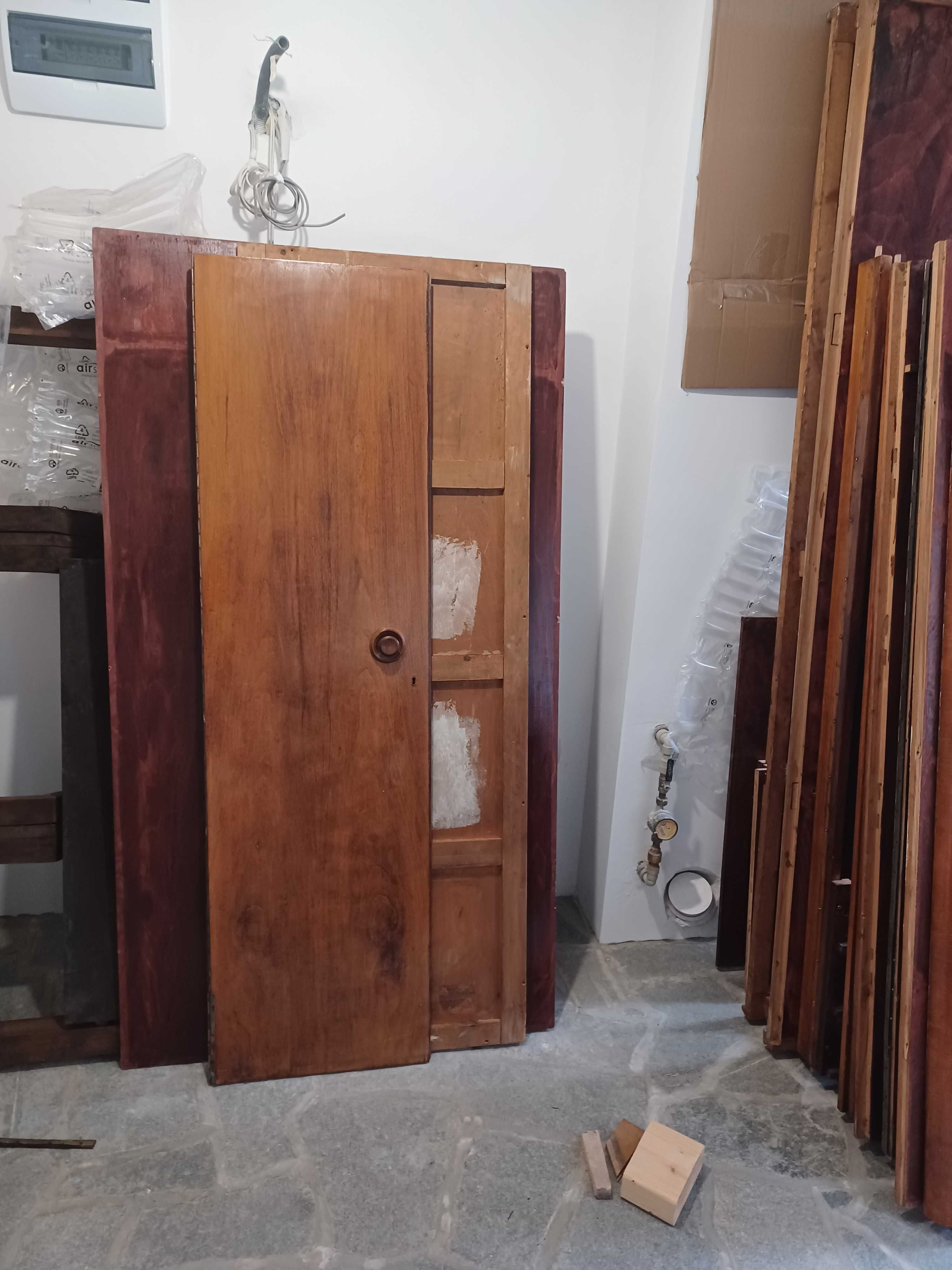 Дървен гардероб, ширина 220.