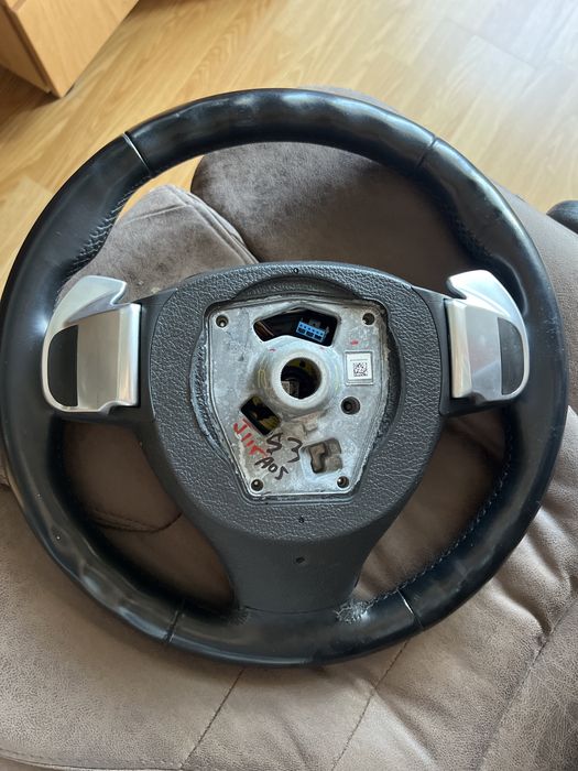 Продавам Оригинален Волан с пера за bmw f10-f11