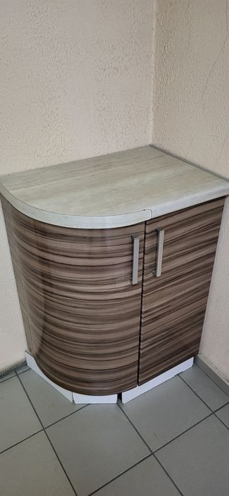 Продам тумбочку угловую.