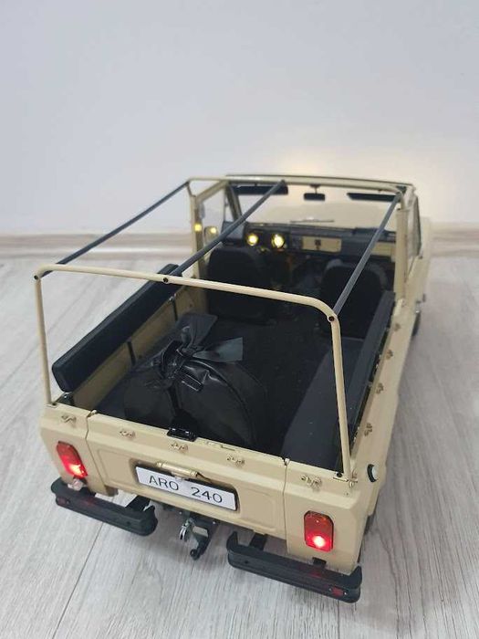 Vand macheta ARO 240 la scara 1:8