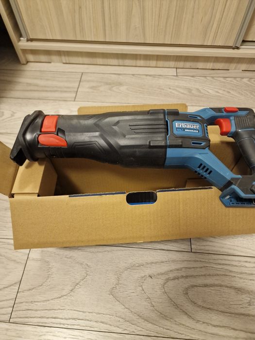 Fierastrau  tip sabie pe acumultori