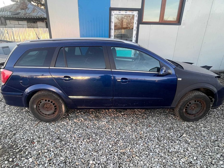 Usa, bara fata, capota Opel Astra H break 1.8 benzina