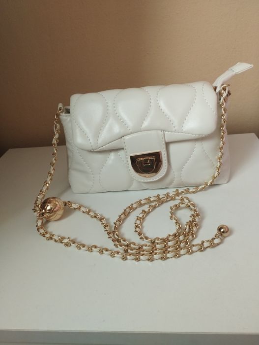 Бяла малка чанта