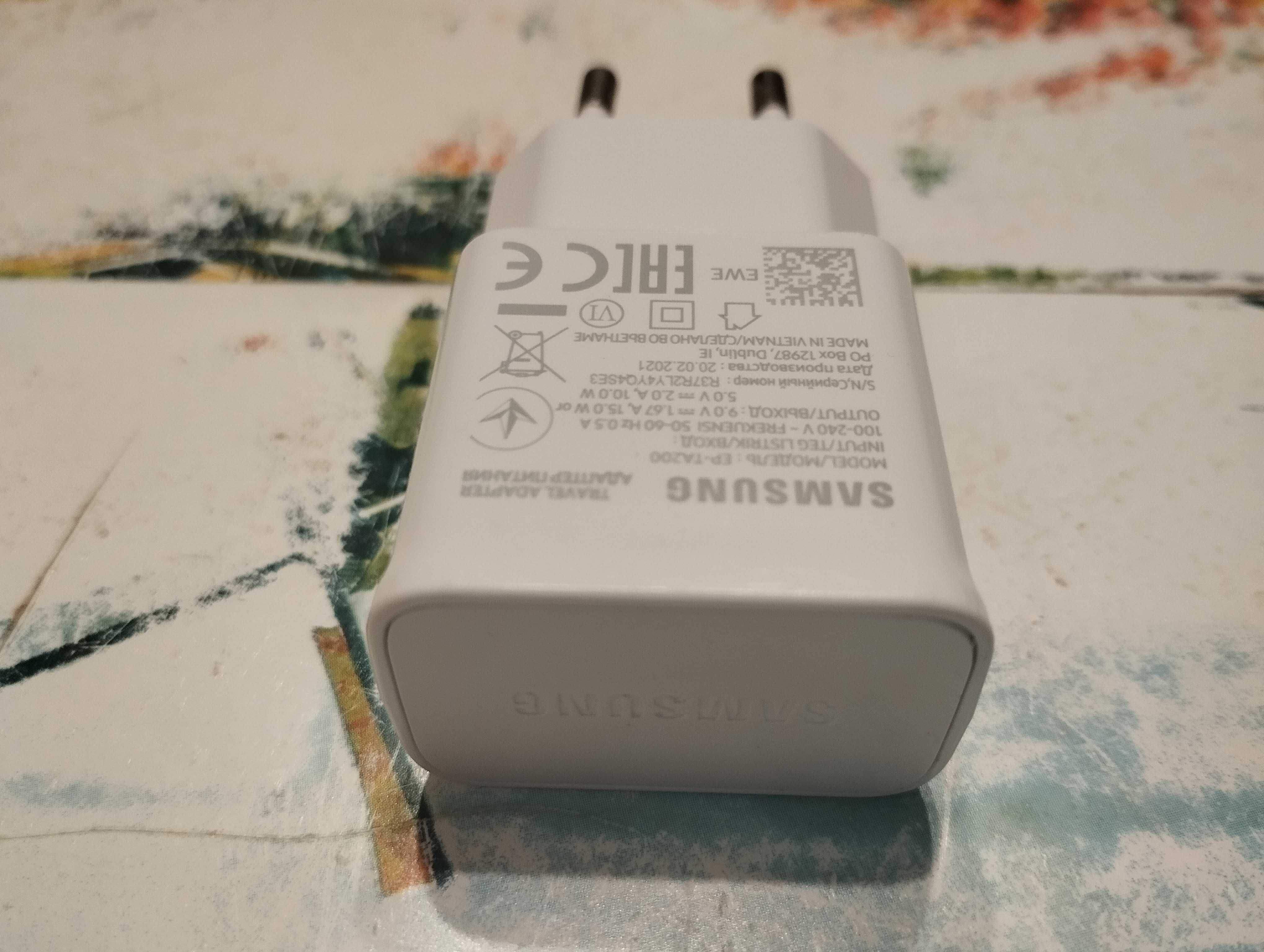 Оригинален USB адаптер SAMSUNG  за зареждане на телефон.