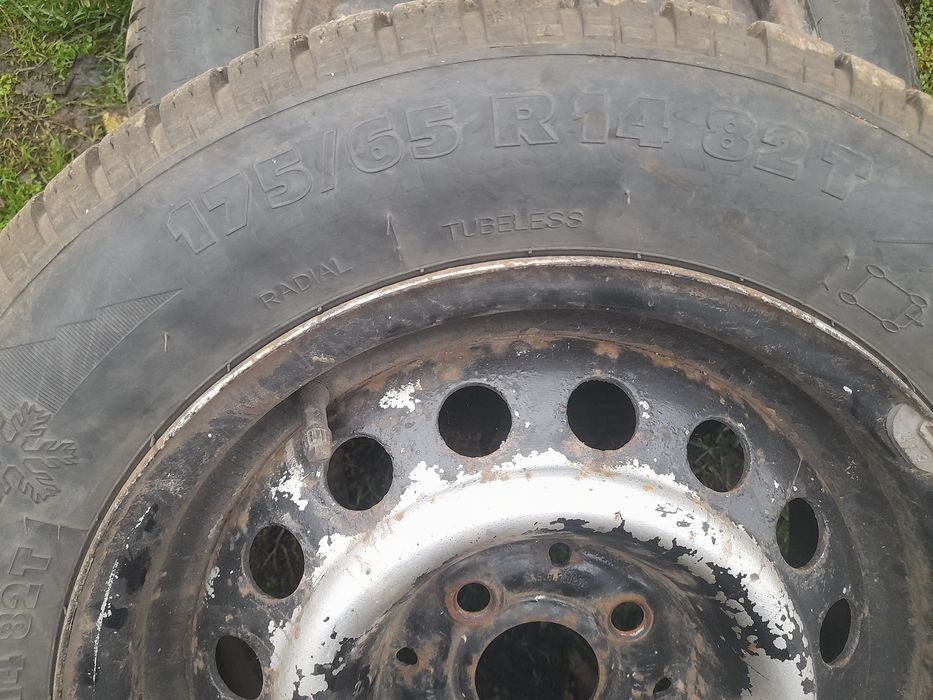 Продавам комплект зимни гуми 175/65 R14 с железни джанти