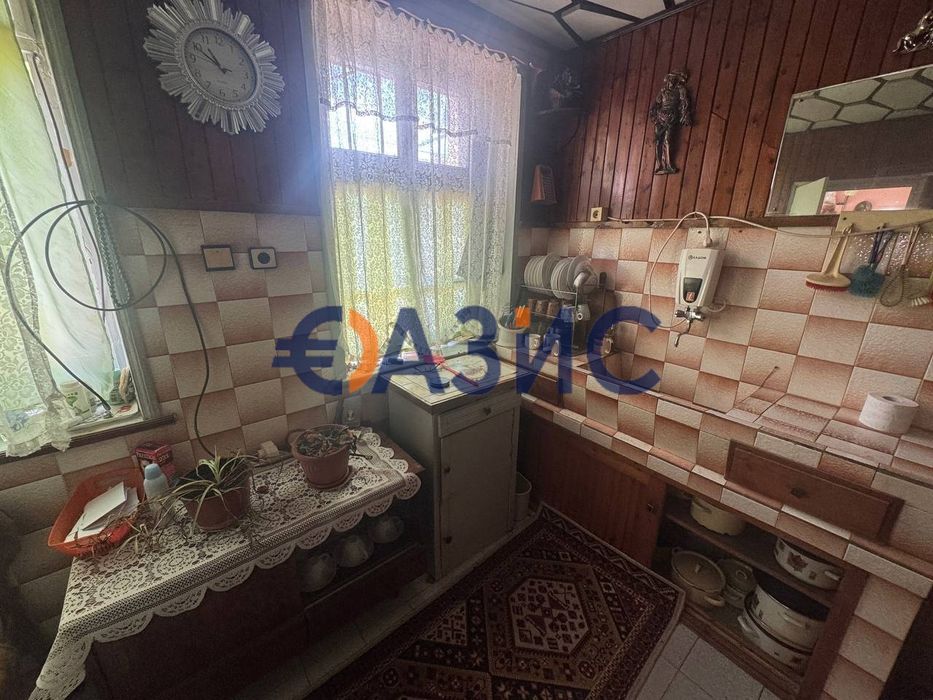 Двуетажна къща в с. Гълъбец на парцел 730 кв м, Общ. Поморие, обл.