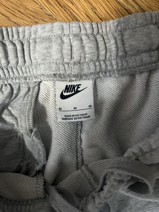Долнище на Nike.