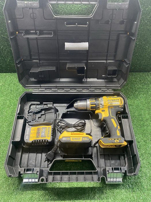 Безчетков ударен винтоверт Dewalt DCD795 с батерия 2ah,зарядно и куфар