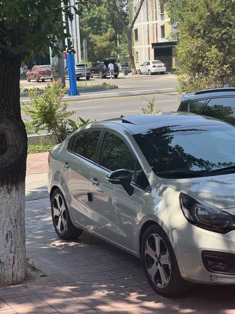 Kia rio 2012 yil holati ideal oʻzim haydagan moshina.Kraska toza