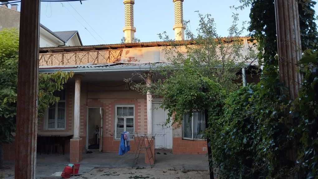 Uy sotiladi. Yakkasaroy