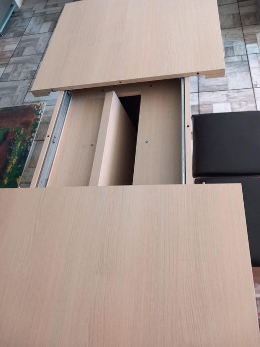 Vând masa extensibila cu 4 scaune
