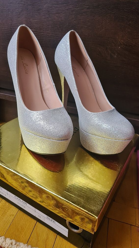 Pantofi argintii