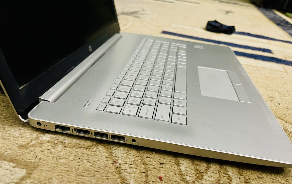 Ноутбук HP 17 1TB совсем новый