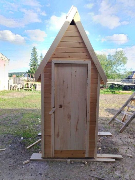 красивый уличный туалет с сидячим местом (вагонка)