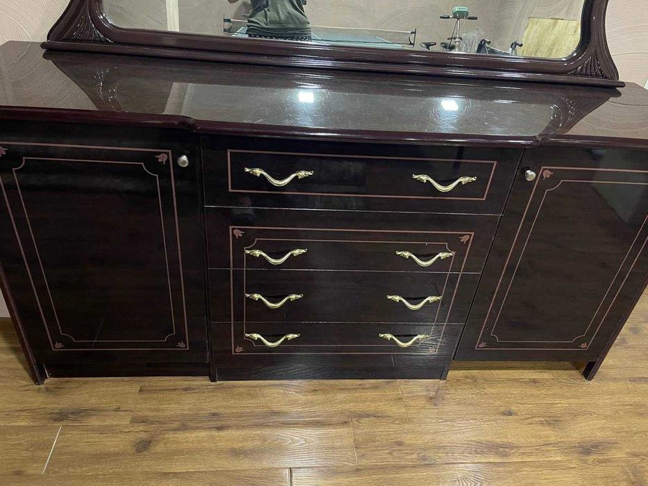 Мебель для гостинной - горка и комод в отличном состоянии