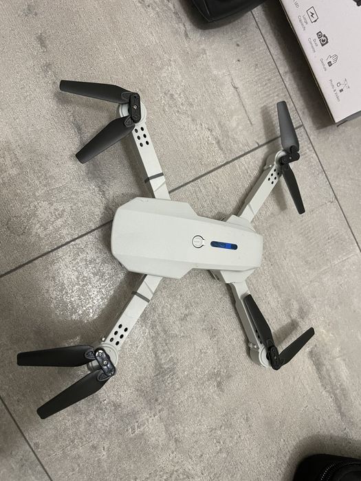 Дрон E88 Pro Foldable с дистанционно и калъф – отличен комплект!