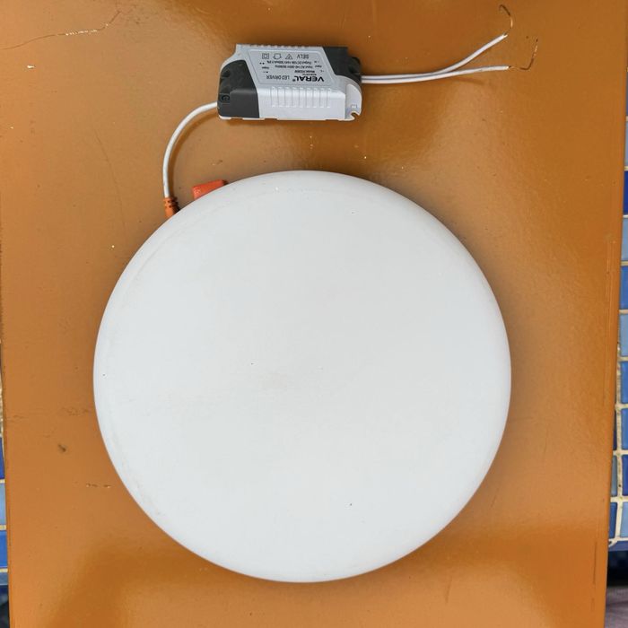 Плафон потолочный белый в хорошем состоянии