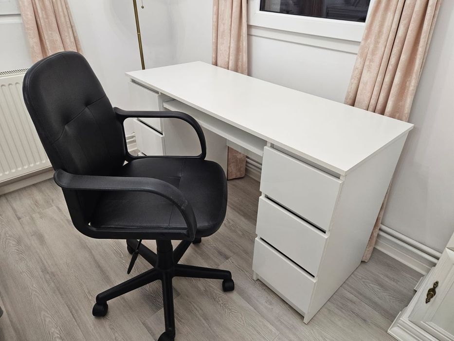 Birou cu 6 sertare si scaun birou.Ambele sunt in stare foarte buna.