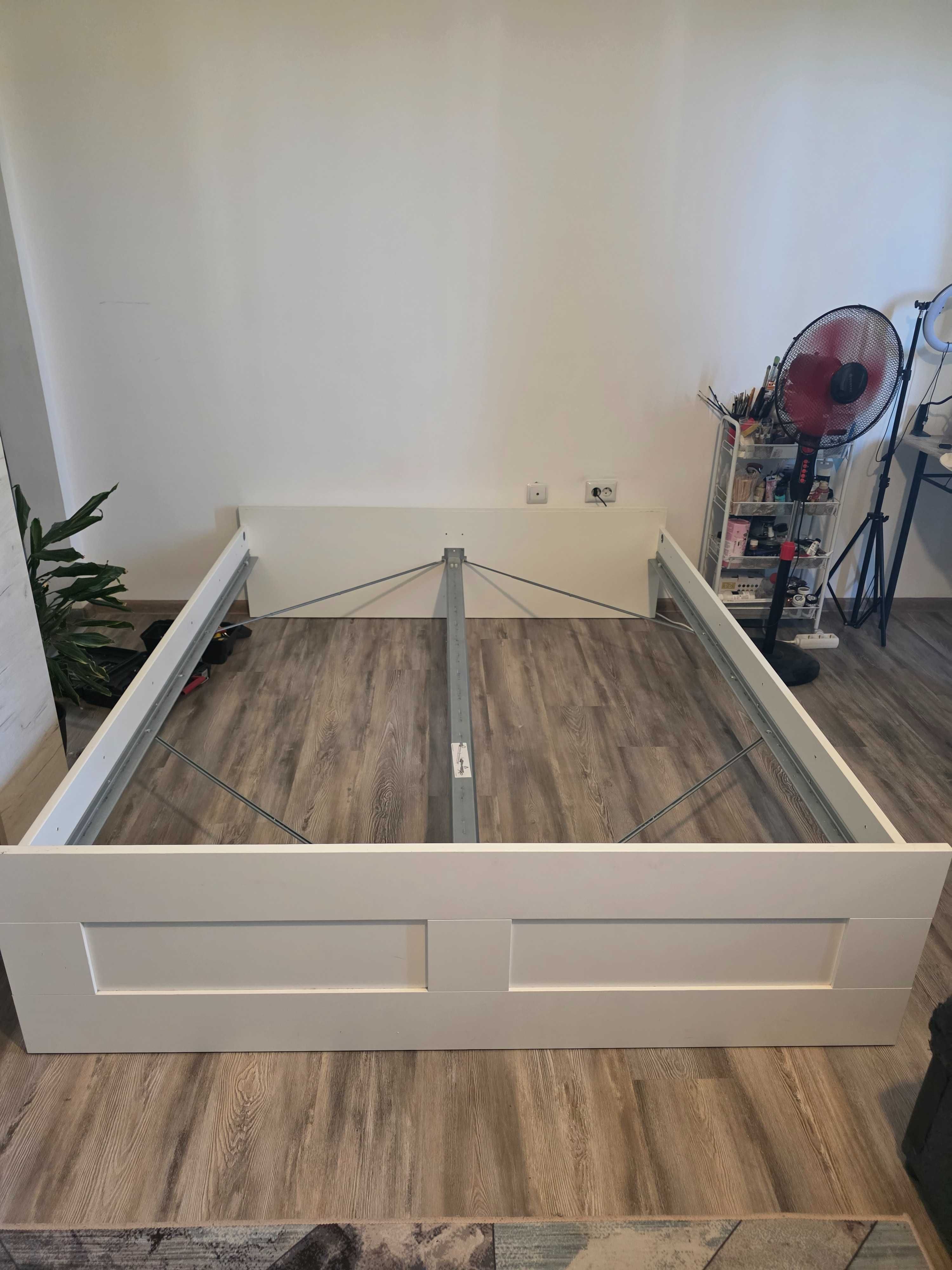 Pat 160 x 200 cm, din pal, cu cadru metalic si somiera din lemn