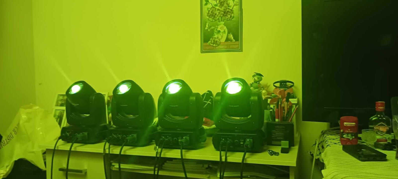 Moving head beam+spot 

Pretul este per bucata.

1. Tensiune: A