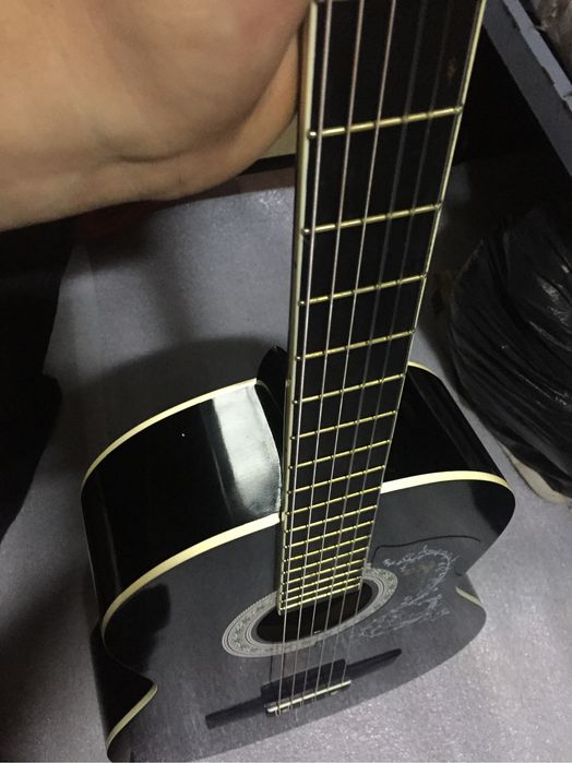 Akustik gitara sotiladi Rus