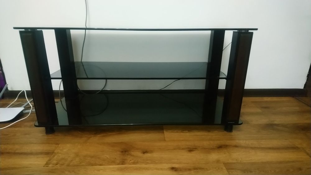 Продам тумбу по телевизор,стекло.