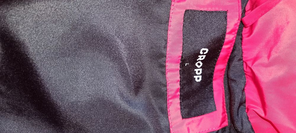 Vând geaca nouă culoarea roșie