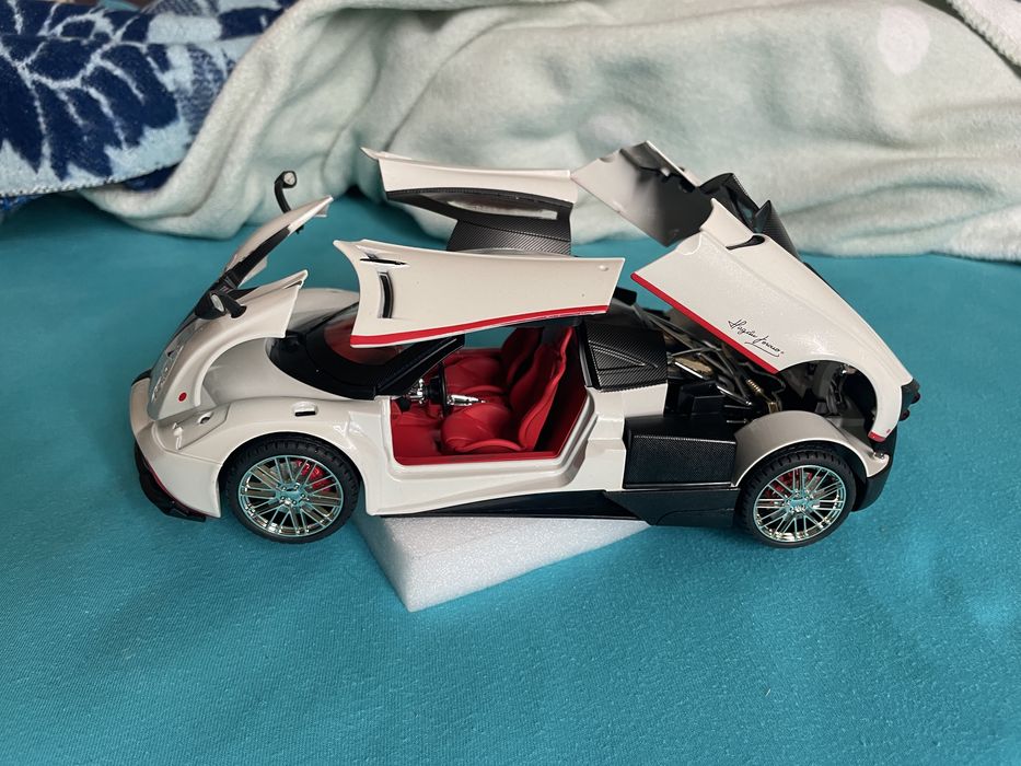 Pagani Huayra - Che Zhi - 1:18 - звук и светлини, нова (в стиропор)