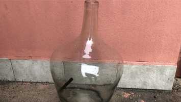 Balon damigeana din sticla,cu peretii grosi,pentru pastrarea vinului