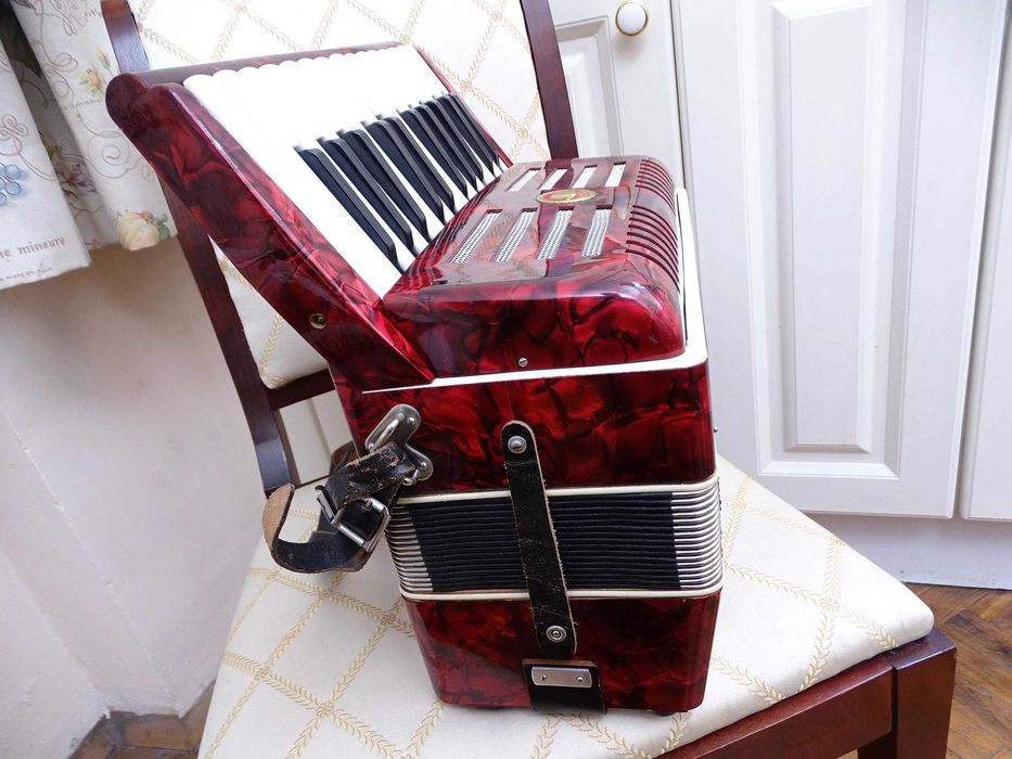 Много запазен стар акордеон Велтмайстер 12 баса