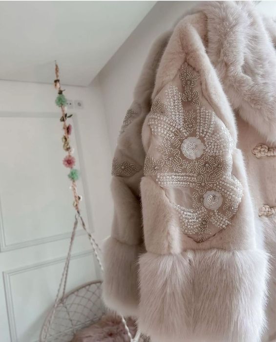 Палто от еко косъм , бяло с бродерия