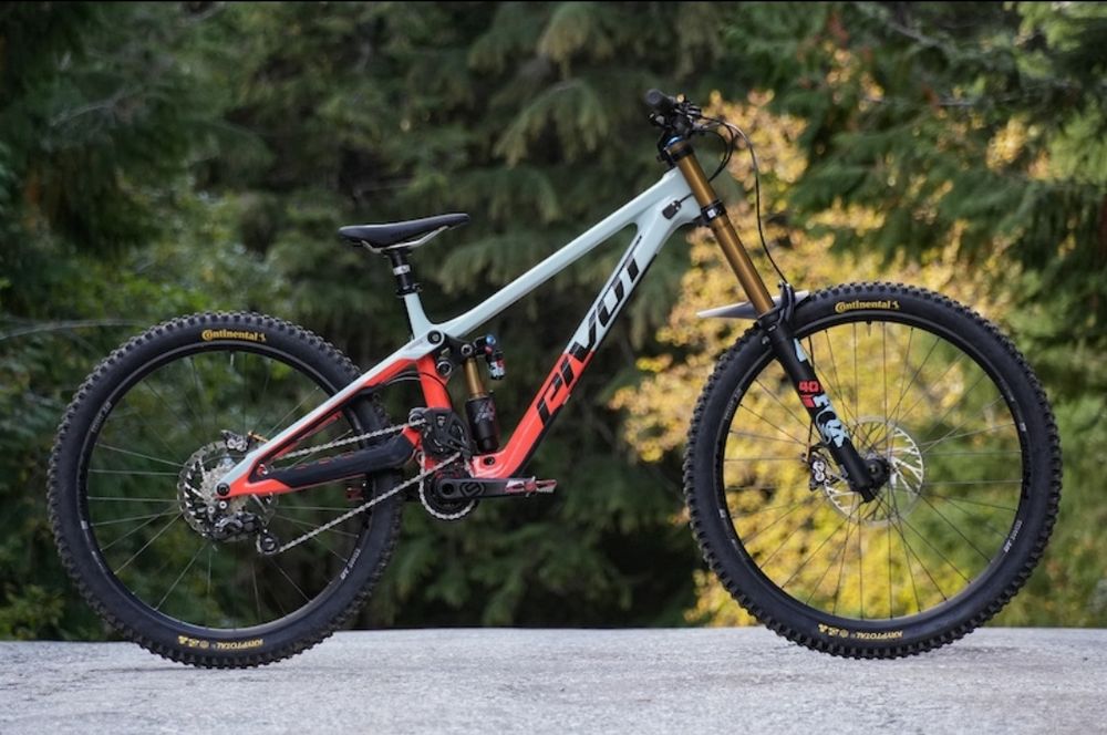 Bicicleta Downhill Pivot, full suspension, 2025