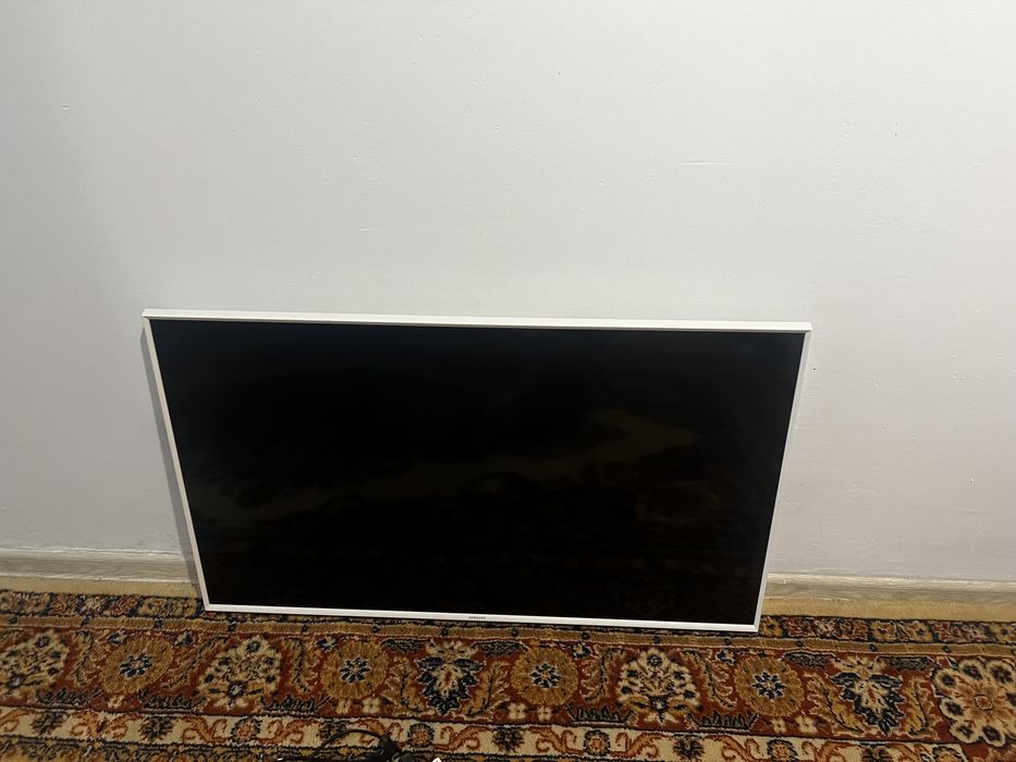 Полдается навесной телевизор , с небольшим дефетом но не значиьельным!