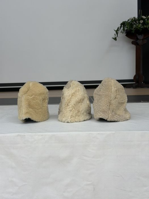 Калпаци - бели, естествена кожа